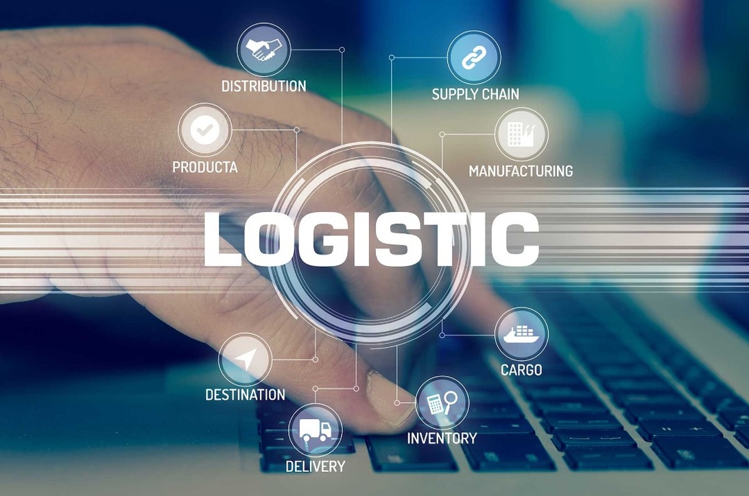 Digitale Visualisierung von Logistikkomponenten in einem Netzwerk um das Wort 'LOGISTIC', über einer Hand an einer Tastatur, die das digitale Management von Logistikoperationen darstellt.