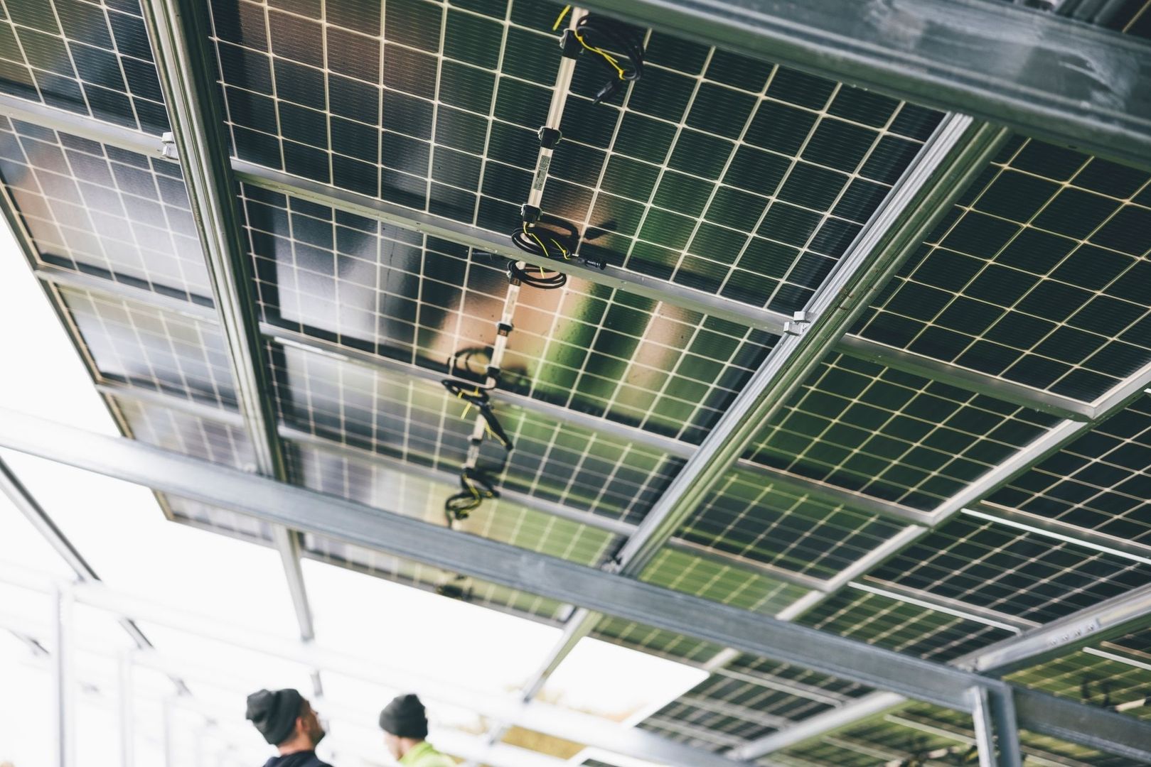 Unterseite lichtdurchlässiger Solarmodule mit Kabeln und Metallrahmen