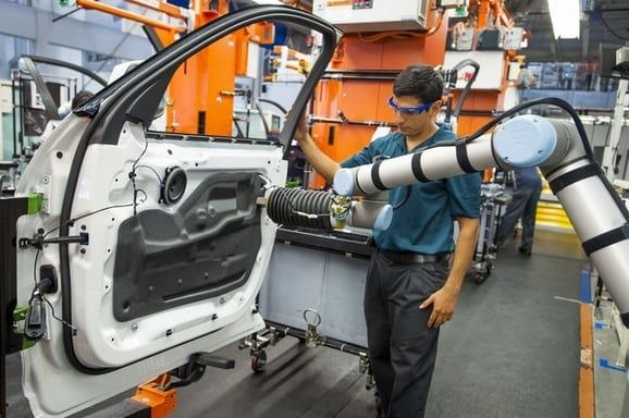 Hand in Hand mit der Maschine: Wie Cobots Dresdens Werkbänke revolutionieren