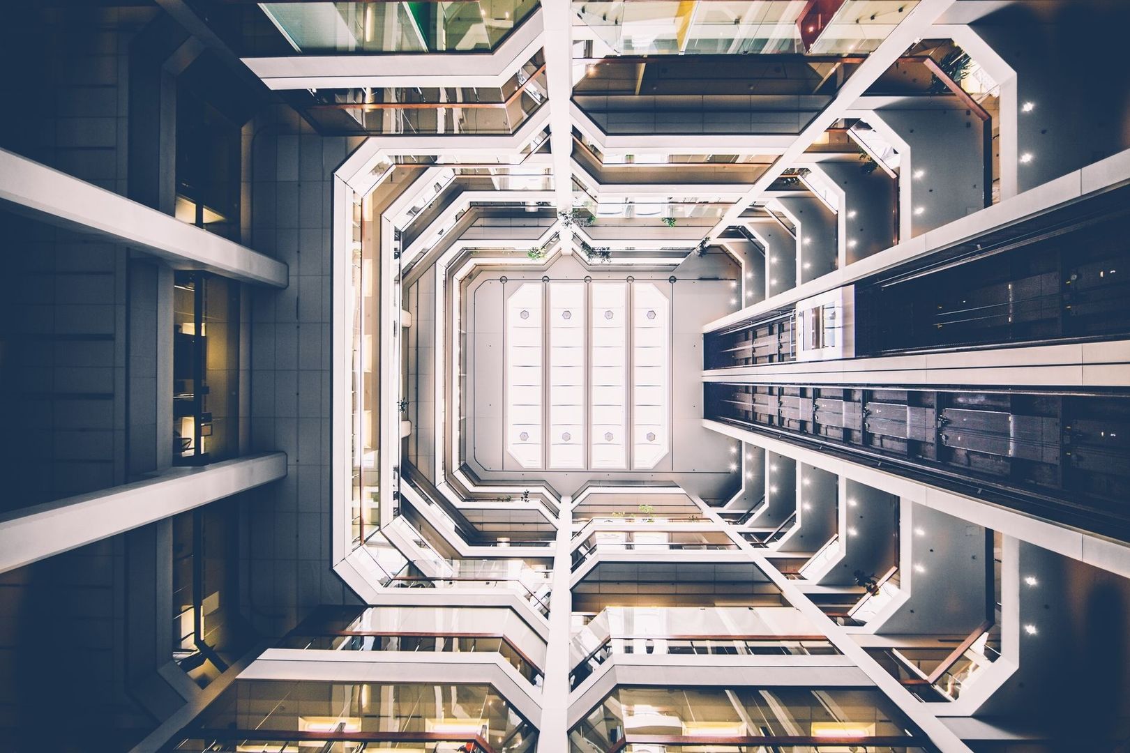 Blick in ein modernes, hell beleuchtetes Verwaltungsgebäude mit Atrium