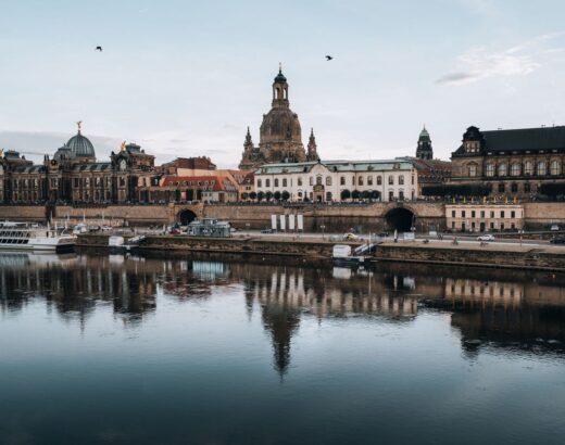 Dresdner Altstadt mit Frauenkirche und Elbe im Vordergrund