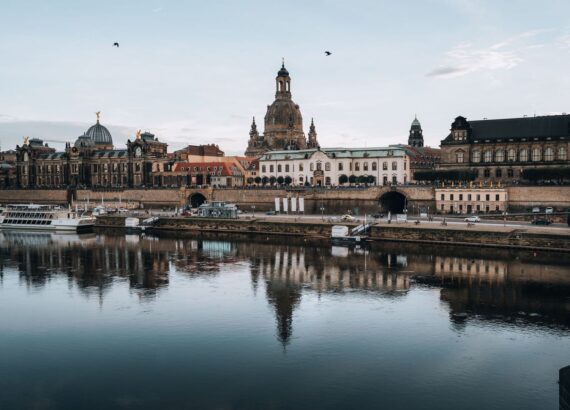 Dresdner Altstadt mit Frauenkirche und Elbe im Vordergrund